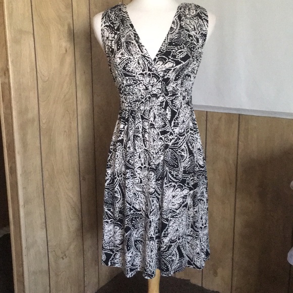LOFT Dresses & Skirts - Ann Taylor Loft V Neck Paisley Dress